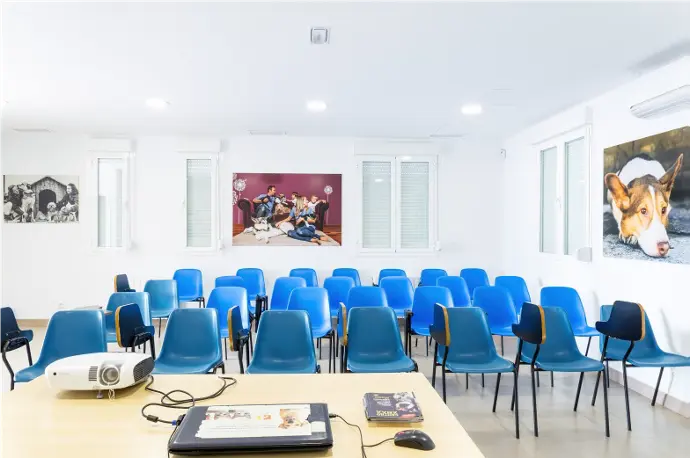 Sala con sillas