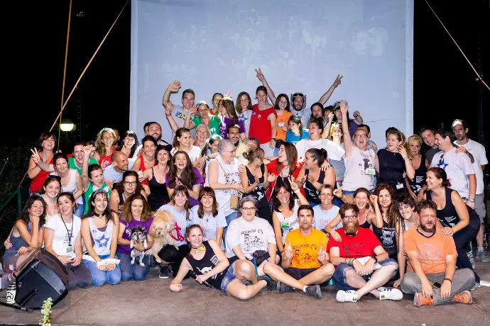 Grupo numeroso de voluntarios